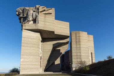 Shumen, Bulgaristan - 10 Nisan 2017: Bulgar devlet anıt Shumen Town yakınındaki kurucuları