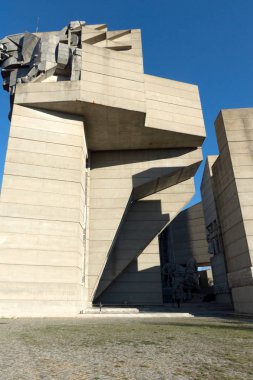 Shumen, Bulgaristan - 10 Nisan 2017: Bulgar devlet anıt Shumen Town yakınındaki kurucuları