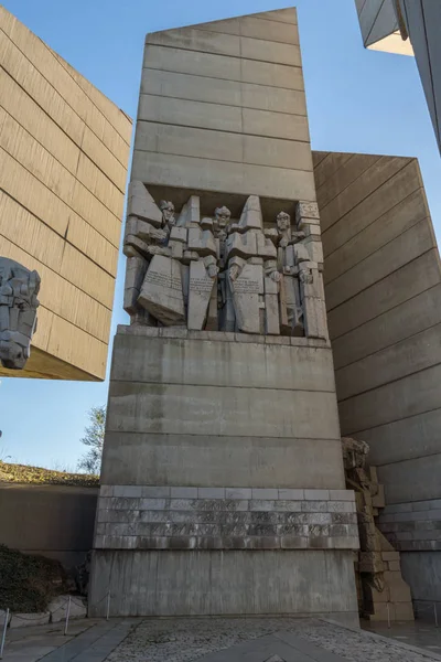 SHUMEN, BULGÁRIA - 10 de abril de 2017: Fundadores do Monumento Estatal da Bulgária perto da cidade de Shumen — Fotografia de Stock