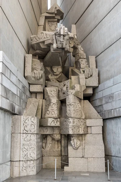 Shumen, Bulgaristan - 10 Nisan 2017: Bulgar devlet anıt Shumen Town yakınındaki kurucuları