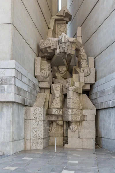 Shumen, Bulgaristan - 10 Nisan 2017: Bulgar devlet anıt Shumen Town yakınındaki kurucuları