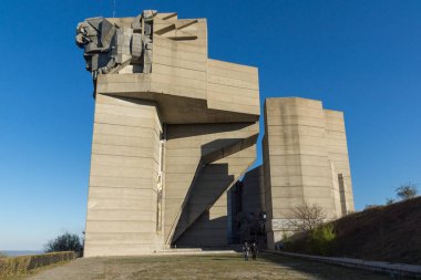 Shumen, Bulgaristan - 10 Nisan 2017: Bulgar devlet anıt Shumen Town yakınındaki kurucuları