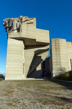 Shumen, Bulgaristan - 10 Nisan 2017: Bulgar devlet anıt Shumen Town yakınındaki kurucuları