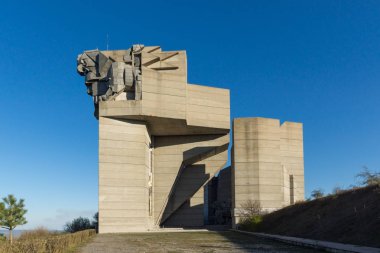 Shumen, Bulgaristan - 10 Nisan 2017: Bulgar devlet anıt Shumen Town yakınındaki kurucuları