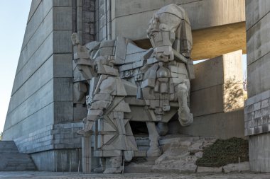Shumen, Bulgaristan - 10 Nisan 2017: Bulgar devlet anıt Shumen Town yakınındaki kurucuları