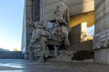 Shumen, Bulgaristan - 10 Nisan 2017: Bulgar devlet anıt Shumen Town yakınındaki kurucuları