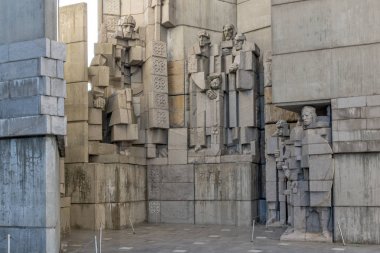 Shumen, Bulgaristan - 10 Nisan 2017: Bulgar devlet anıt Shumen Town yakınındaki kurucuları