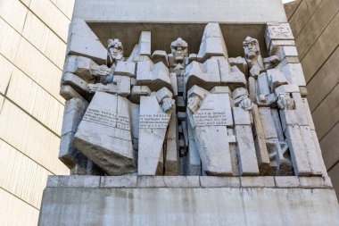 Shumen, Bulgaristan - 10 Nisan 2017: Bulgar devlet anıt Shumen Town yakınındaki kurucuları
