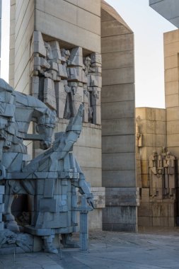 Shumen, Bulgaristan - 10 Nisan 2017: Bulgar devlet anıt Shumen Town yakınındaki kurucuları