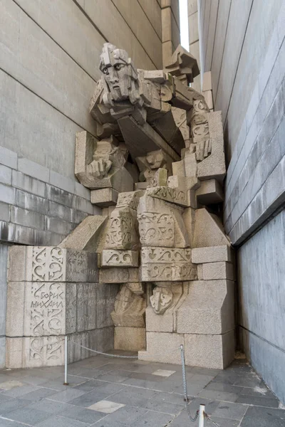 Shumen, Bulgaristan - 10 Nisan 2017: Bulgar devlet anıt Shumen Town yakınındaki kurucuları