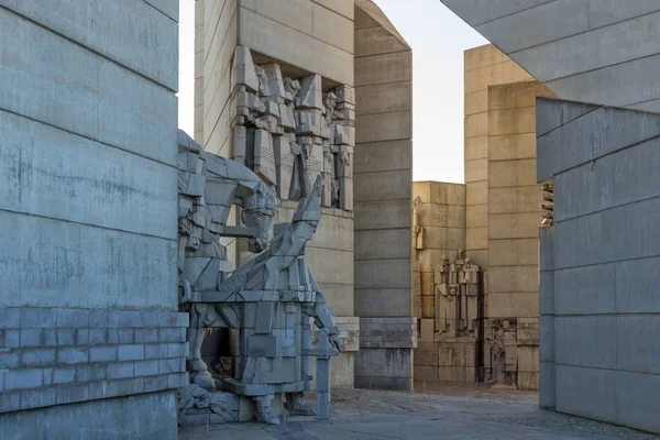 ШУМЕН, БУЛЬГАРИЯ - 10 апреля 2017 года: Основатели Болгарского государственного памятника вблизи города Шумен — стоковое фото