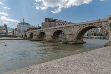 Skopje, Makedonya - 13 Mayıs 2017: Üsküp Şehir Merkezi, eski taş köprüsü ve Vardar Nehri