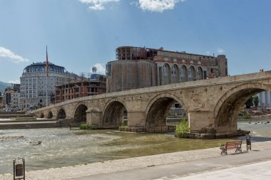 Skopje, Makedonya - 13 Mayıs 2017: Üsküp Şehir Merkezi, eski taş köprüsü ve Vardar Nehri