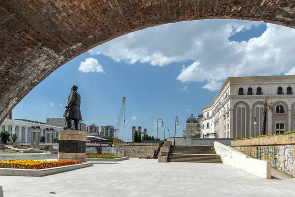 SKOPJE, REPUBLIC OF MACEDONIA - 13 MAY 2017: Skopje City Center, Old Stone Bridge and Vardar River — Stock Photo, Image