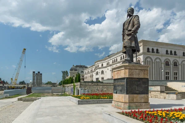 SKOPJE, RÉPUBLIQUE DE MACÉDOINE - 13 MAI 2017 : Panorama du centre-ville de Skopje — Photo