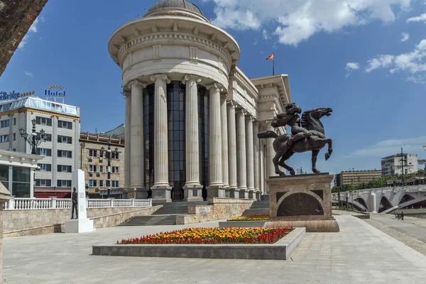 Skopje, Republika Macedonii - 13 maja 2017: Skopje City Center i Muzeum Archeologiczne — Zdjęcie stockowe