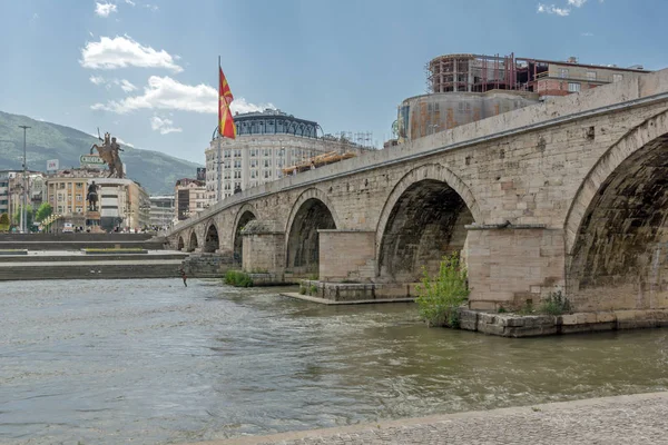 Skopje, Makedonya - 13 Mayıs 2017: Üsküp Şehir Merkezi, eski taş köprüsü ve Vardar Nehri