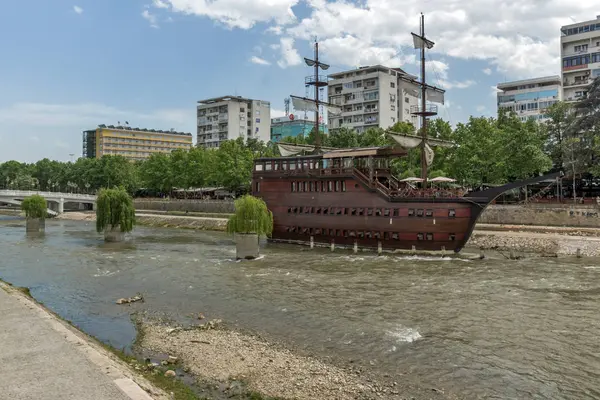 ОПЬЕ, РЕСПУБЛИКА ОФ МАКЕДОНИЯ - 13 ЯНВАРЯ 2017: Река Вардар, протекающая через центр Скопье — стоковое фото