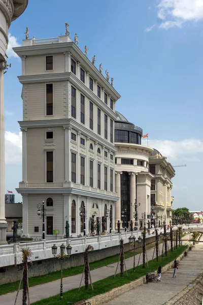 SKOPJE, REPUBLIC OF MACEDONIA - 13 MAY 2017: River Vardar passing through City of Skopje center — Stock Photo, Image