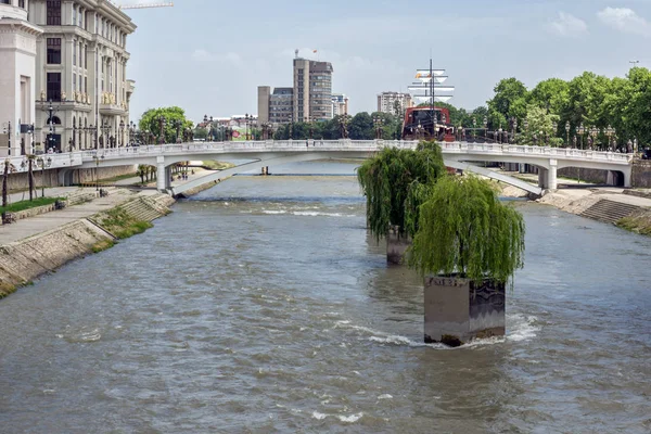 Skopje, Makedonien - 13 maj 2017: floden Vardar passerar genom staden Skopje center, — Stockfoto