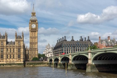 Londra - 19 Haziran 2016: Westminster Sarayı, Thames Nehri ve Big Ben, London, İngiltere'de Cityscape