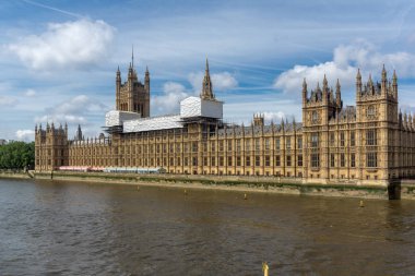 Londra - 19 Haziran 2016: Westminster Sarayı ve Thames Nehri, Londra, İngiltere Cityscape