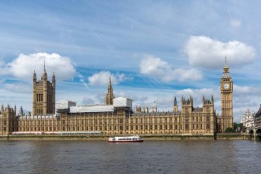 Londra - 19 Haziran 2016: Westminster Sarayı, Thames Nehri ve Big Ben, London, İngiltere'de Cityscape