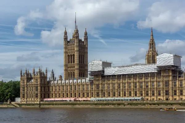 London, england - 19. juni 2016: stadtbild von Westminster Palace und thames river, london, england — Stockfoto