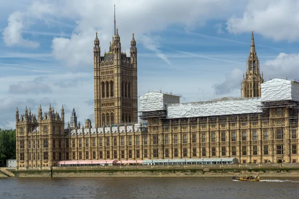 LONDON, ENGLAND - JUNE 19 2016: Cityscape of Westminster Palace and Thames River, London, England — Stock Photo, Image