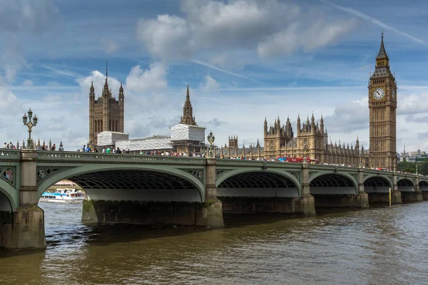Londen, Engeland - 19 juni 2016: Cityscape van Westminster Palace, de Theems en de Big Ben, Londen, Engeland — Stockfoto