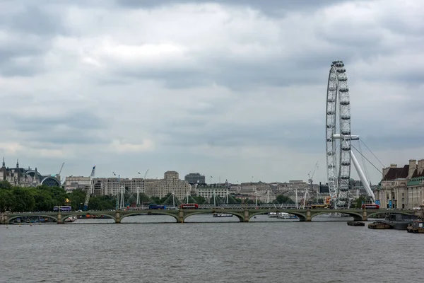 Londen, Engeland - 19 juni 2016: De London Eye op de zuidelijke oever van de rivier de Theems in Londen, Engeland — Stockfoto