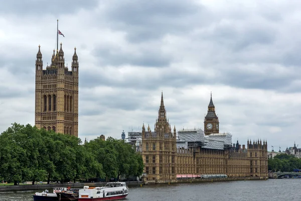 LONDRES, INGLATERRA - 19 DE JUNIO DE 2016: Paisaje urbano del Palacio de Westminster y el río Támesis, Londres, Inglaterra — Foto de Stock