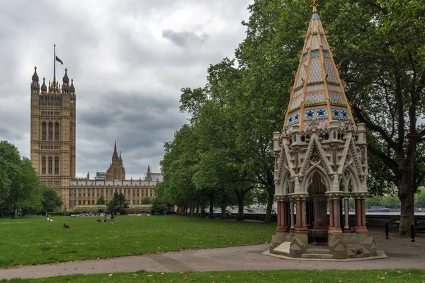 ЛОНДОН, Англия - 19 июня 2016 года: Башня Виктория в зданиях парламента, Вестминстерский дворец, Лондон, Англия — стоковое фото