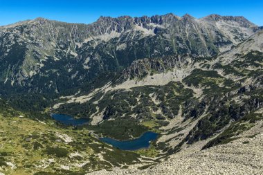 Muhteşem manzara Vasilashki göl ve Polezhan tepe, Pirin Dağı