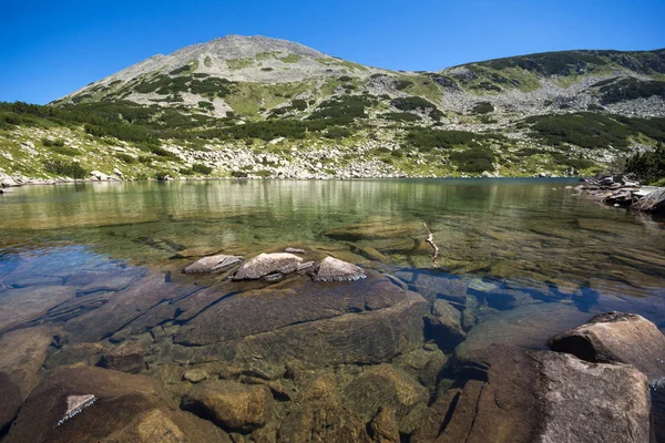 Csodálatos panoráma nyílik a Dalgoto (The Long)-tó, a Pirin-hegység — Stock Fotó