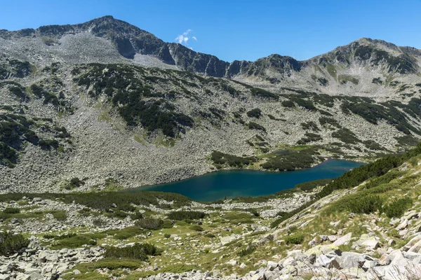 Úžasná krajina z Dalgoto (The Long) jezera, pohoří Pirin — Stock fotografie