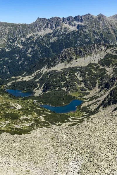 Wunderschöne Landschaft der Wassilaschki-Seen und des Poleschan-Gipfels, Pirin-Gebirge — Stockfoto