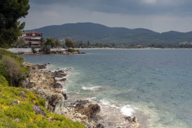 Panoramik manzaralı kıyı şeridi, kasaba Neos Marmaras Sithonia Yarımadası, Chalkidiki, orta Makedonya