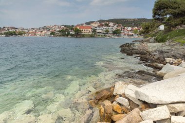 Panoramik manzaralı kıyı şeridi, kasaba Neos Marmaras Sithonia Yarımadası, Chalkidiki, orta Makedonya