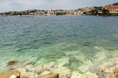 Panoramik manzaralı kıyı şeridi, kasaba Neos Marmaras Sithonia Yarımadası, Chalkidiki, orta Makedonya