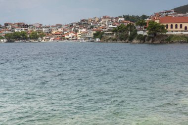 Panoramik manzaralı kıyı şeridi, kasaba Neos Marmaras Sithonia Yarımadası, Chalkidiki, orta Makedonya
