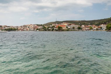 Panoramik manzaralı kıyı şeridi, kasaba Neos Marmaras Sithonia Yarımadası, Chalkidiki, orta Makedonya