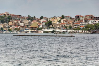 Panoramik manzaralı kıyı şeridi, kasaba Neos Marmaras Sithonia Yarımadası, Chalkidiki, orta Makedonya