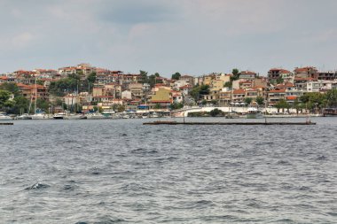Panoramik manzaralı kıyı şeridi, kasaba Neos Marmaras Sithonia Yarımadası, Chalkidiki, orta Makedonya