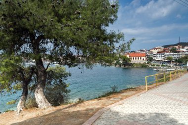 Panoramik manzaralı kıyı şeridi, kasaba Neos Marmaras Sithonia Yarımadası, Chalkidiki, orta Makedonya