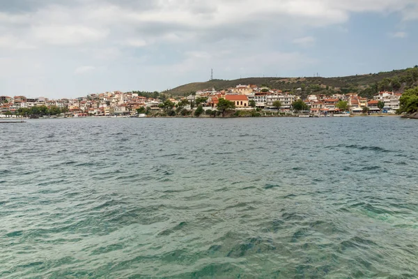 Vista panorâmica da costa da cidade de Neos Marmaras na península da Sithonia, Chalkidiki, Macedónia Central — Fotografia de Stock