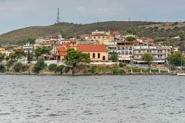 海岸线的小镇的近地物体新马尔马拉斯在遮阳伞和半岛，Chalkidiki，中央马其顿的全景视图 — 图库照片