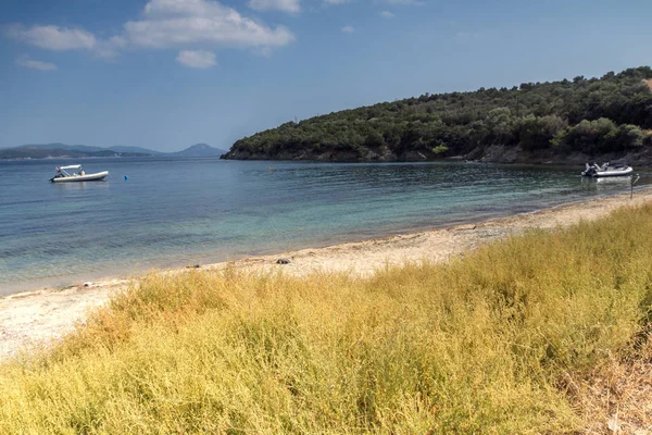 Vathi 海滩上遮阳伞和半岛，Chalkidiki，中央马其顿的全景视图 — 图库照片