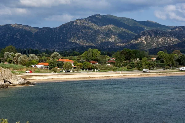 Sykia 海滩上遮阳伞和半岛，Chalkidiki，中央马其顿的全景视图 — 图库照片