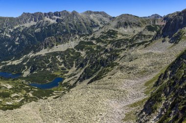 Muhteşem manzara Vasilashki göl ve Polezhan tepe, Pirin Dağı